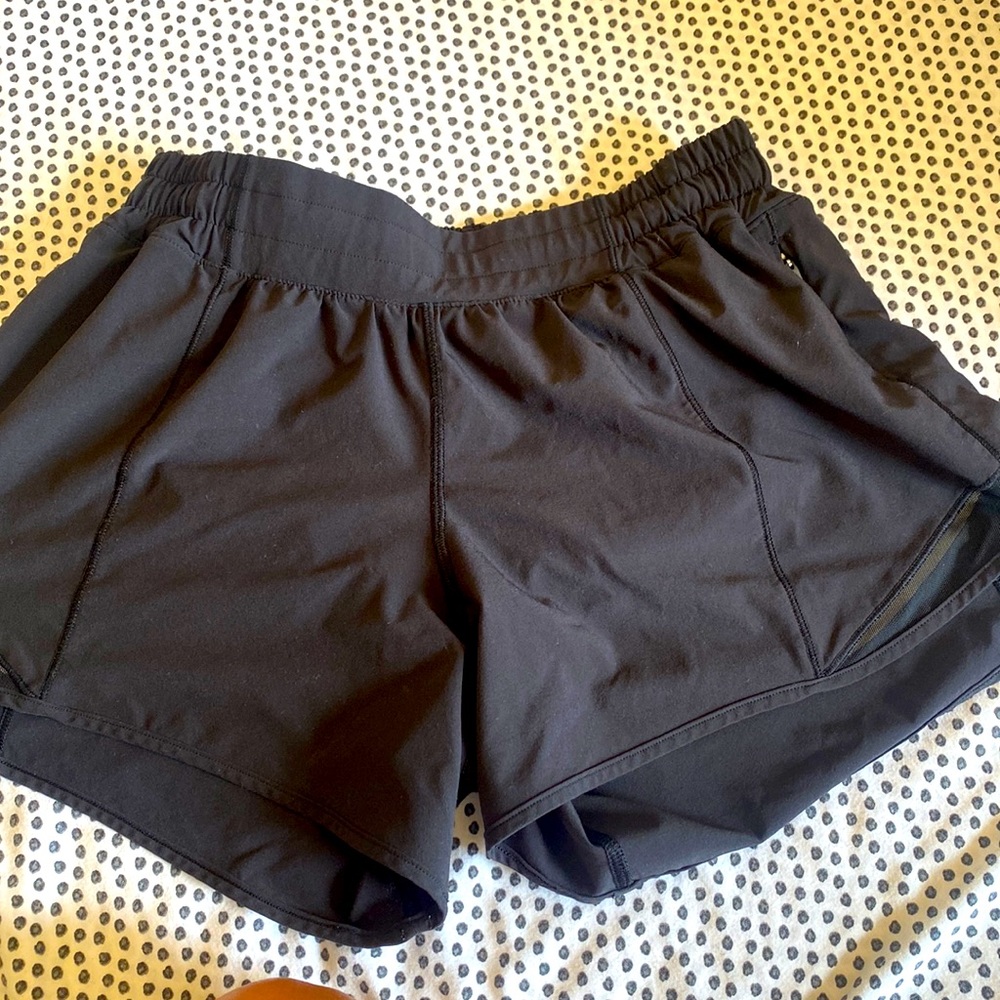 LULULEMON size 6  black hotty hot shorts 4”